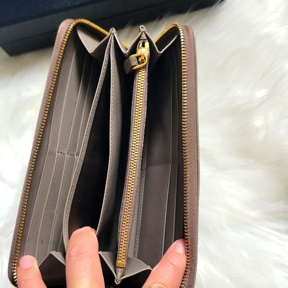 PRADA - Picture 10 of 16